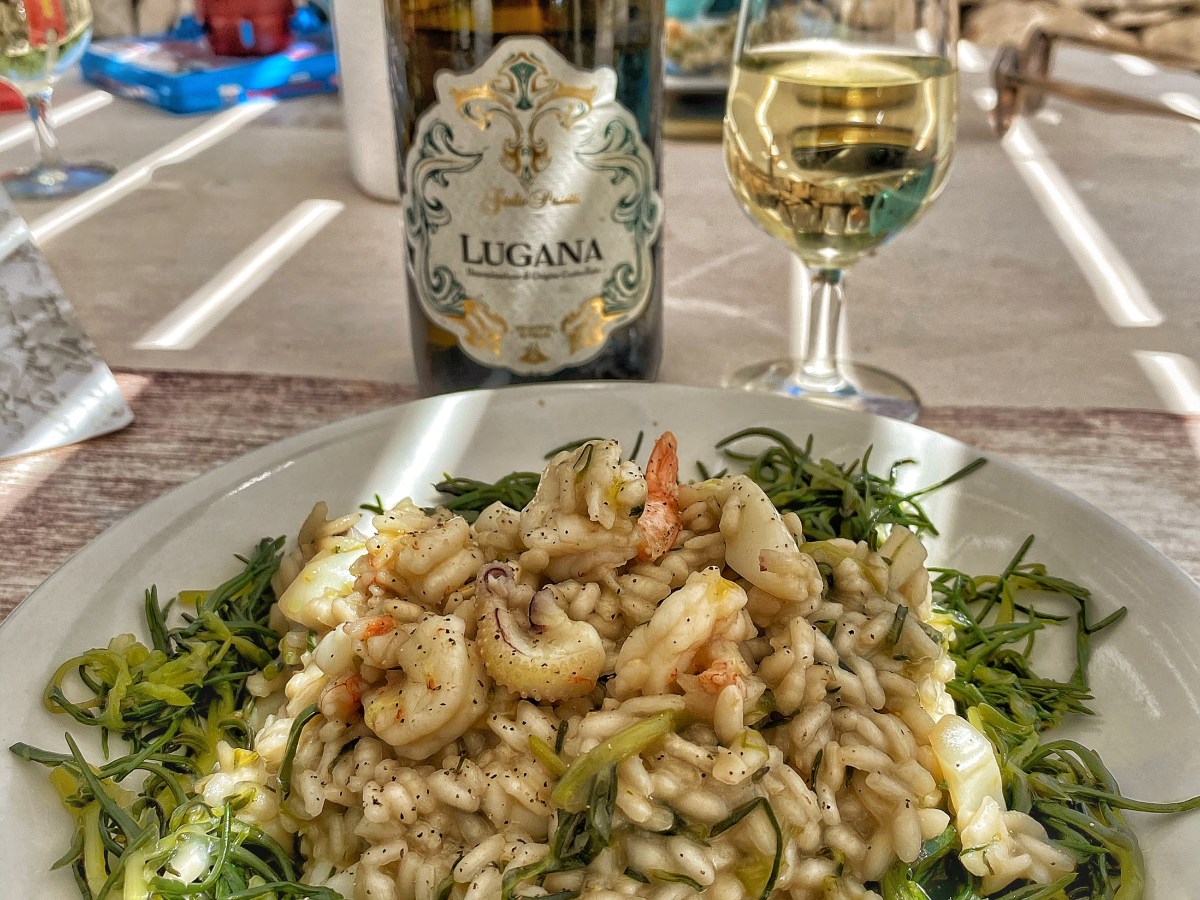 SEAFOOD RISOTTO with SAMPHIRE, CUTTLEFISH & PRAWNS 🦐 paired with a beautiful cold LUGANA white wine…what a&nbsp;lunch!